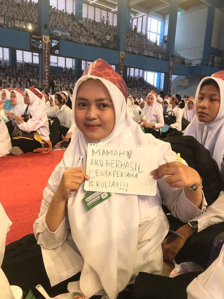 Pendidik Sakola Kembara, Jeany Putri sedang memperlihatkan kesuksesannya masuk perguruan tinggi