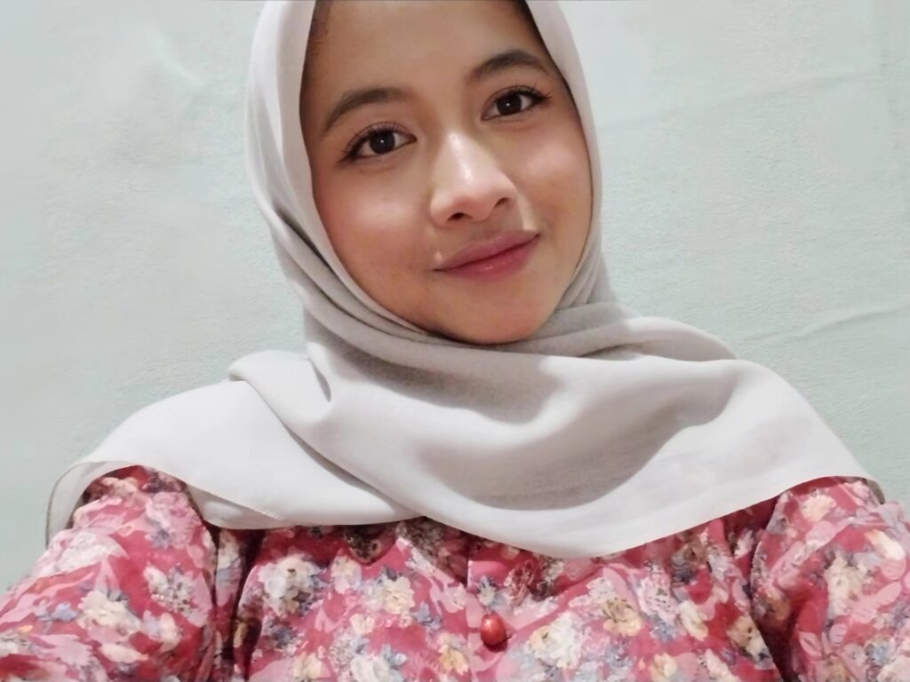 Foto Kak Nur Febriyati, yang mendedikasikan dirinya untuk mengajar di Sakola Kembara